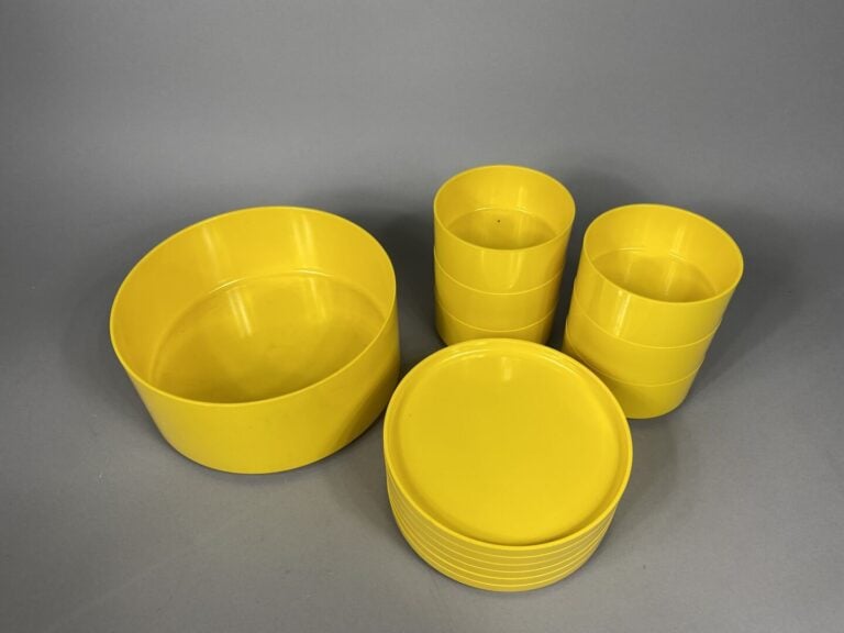 Massimo VIGNELLI (1931-2014) - Service de table en plastique jaune comprenant s…