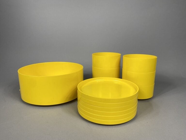Massimo VIGNELLI (1931-2014) - Service de table en plastique jaune comprenant s…