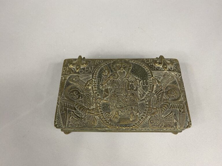 Max LE VERRIER (1891-1973) - Boîte rectangulaire en bronze à décor du Christ et…