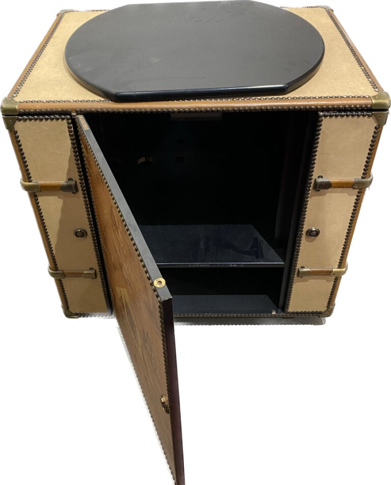 Meuble-bar et de téléviseur de l'hôtel Plaza Athénée, Paris - 85.5 x 85.5 x 60.…