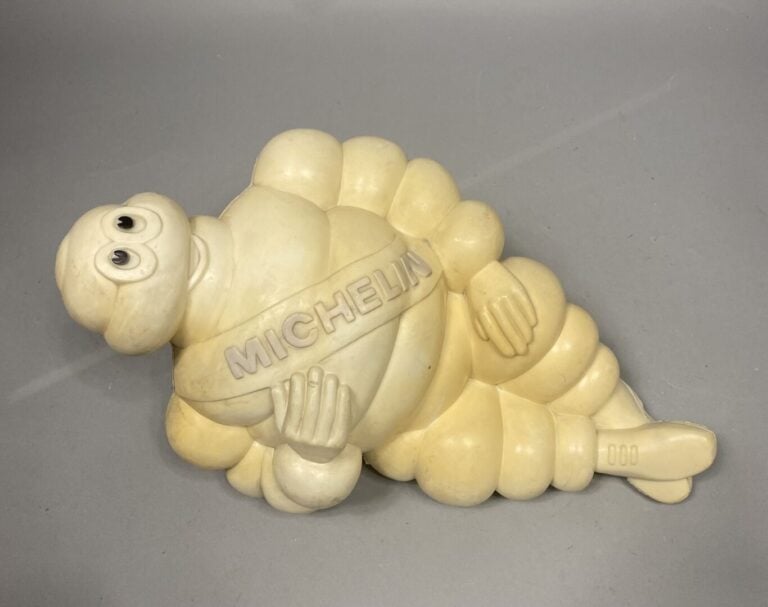 MICHELIN - Sujet publicitaire en plastique figurant le "bibendum Michelin" - H…