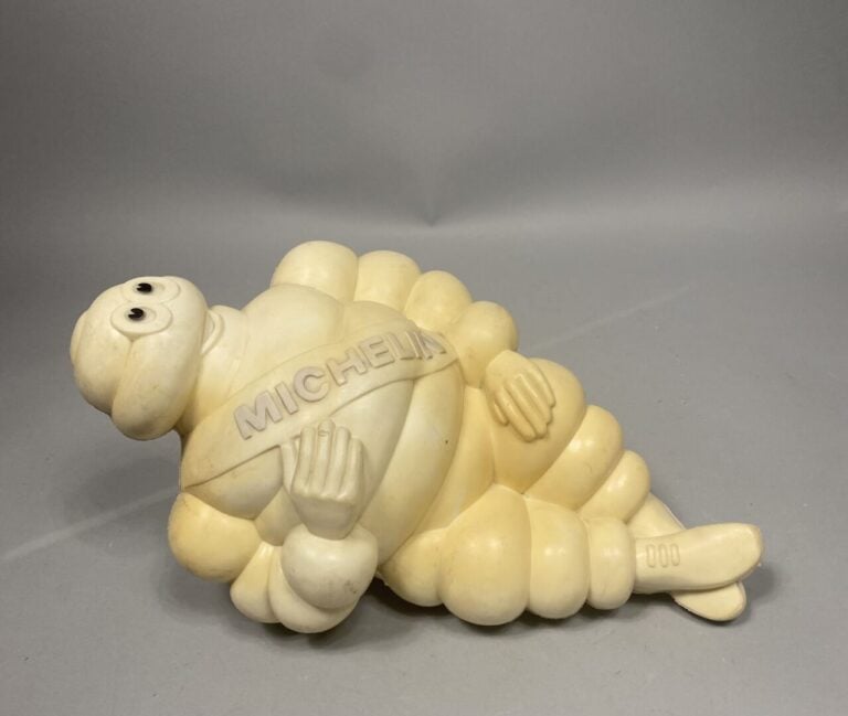 MICHELIN - Sujet publicitaire en plastique figurant le "bibendum Michelin" - H…