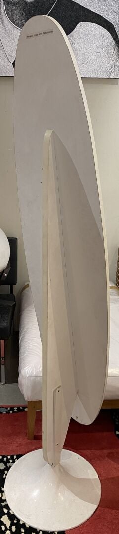 Miroir psyché de forme oblongue en bois et métal peint blanc posant sur une bas…