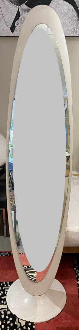 Miroir psyché de forme oblongue en bois et métal peint blanc posant sur une bas…