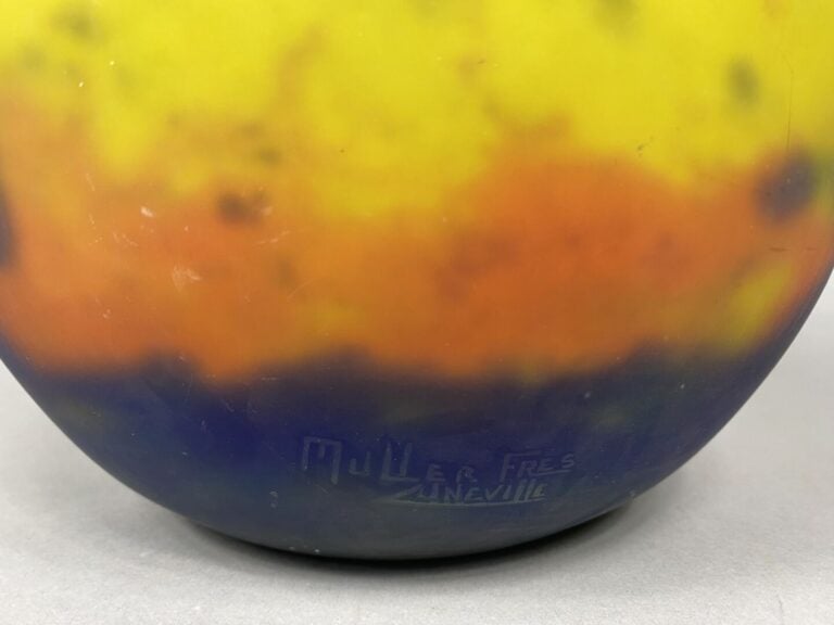 MULLER Frères - Vase boule en verre marmouéen dans les tons jaune, vert et bleu…