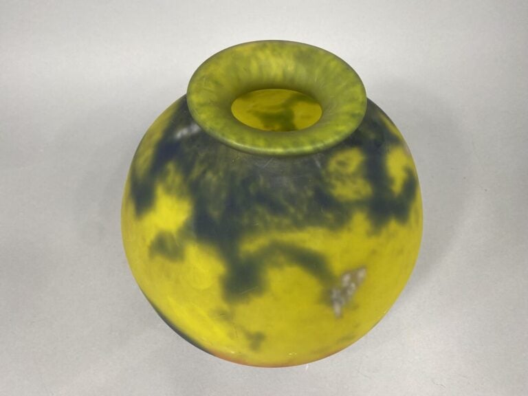 MULLER Frères - Vase boule en verre marmouéen dans les tons jaune, vert et bleu…