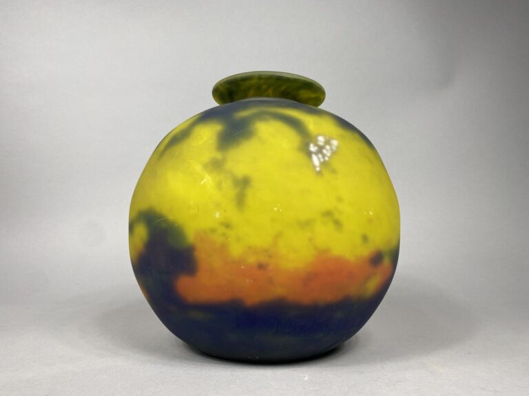 MULLER Frères - Vase boule en verre marmouéen dans les tons jaune, vert et bleu…