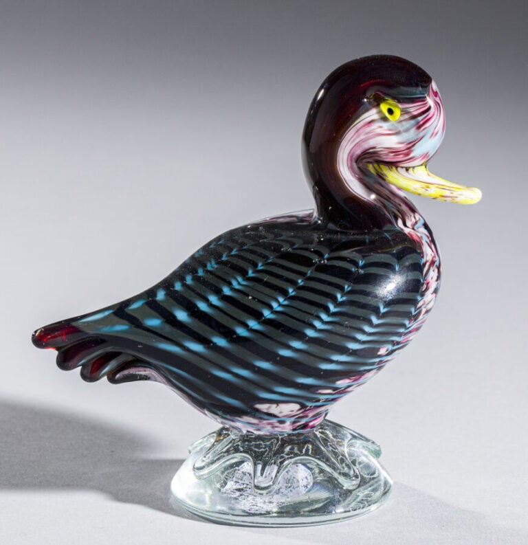 Murano. Canard à corps jaspé polychrome et ailes godronnées bleues sur fond noi…