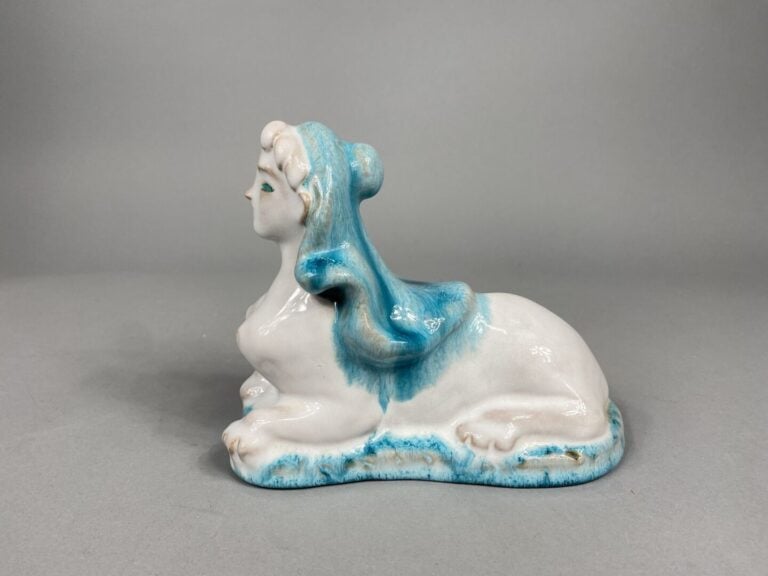 Odette LEPELTIER (1914-2006) - Sphinge en céramique émaillée dans les tons bleu…