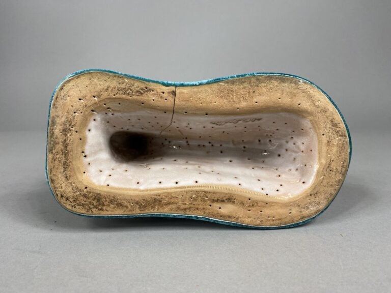 Odette LEPELTIER (1914-2006) - Sphinge en céramique émaillée dans les tons bleu…