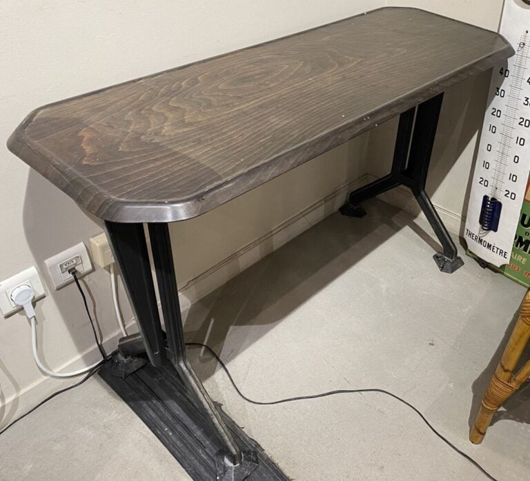 OLIVETTI Arredamenti Metallici - Petit bureau à plateau à pans coupés en bakéli…