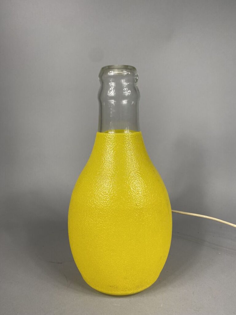Orangina, dans le goût - Enseigne lumineuse en verre de forme bouteille - Année…