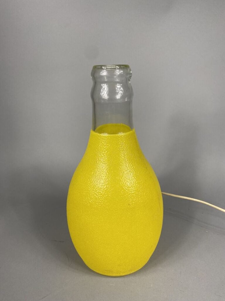 Orangina, dans le goût - Enseigne lumineuse en verre de forme bouteille - Année…