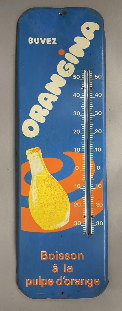 ORANGINA - Thermomètre publicitaire en tôle émaillée dans les tons jaune, orang…