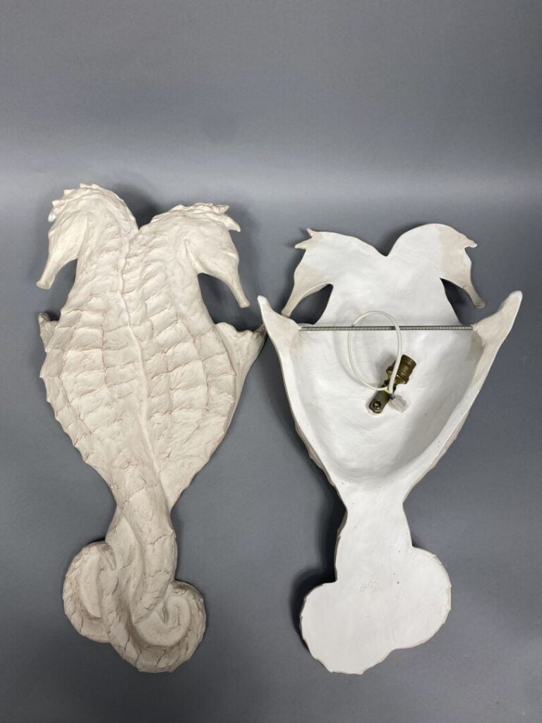 Paire d'appliques en plâtre figurant des hippocampes - H : 60 cm - (petits écla…