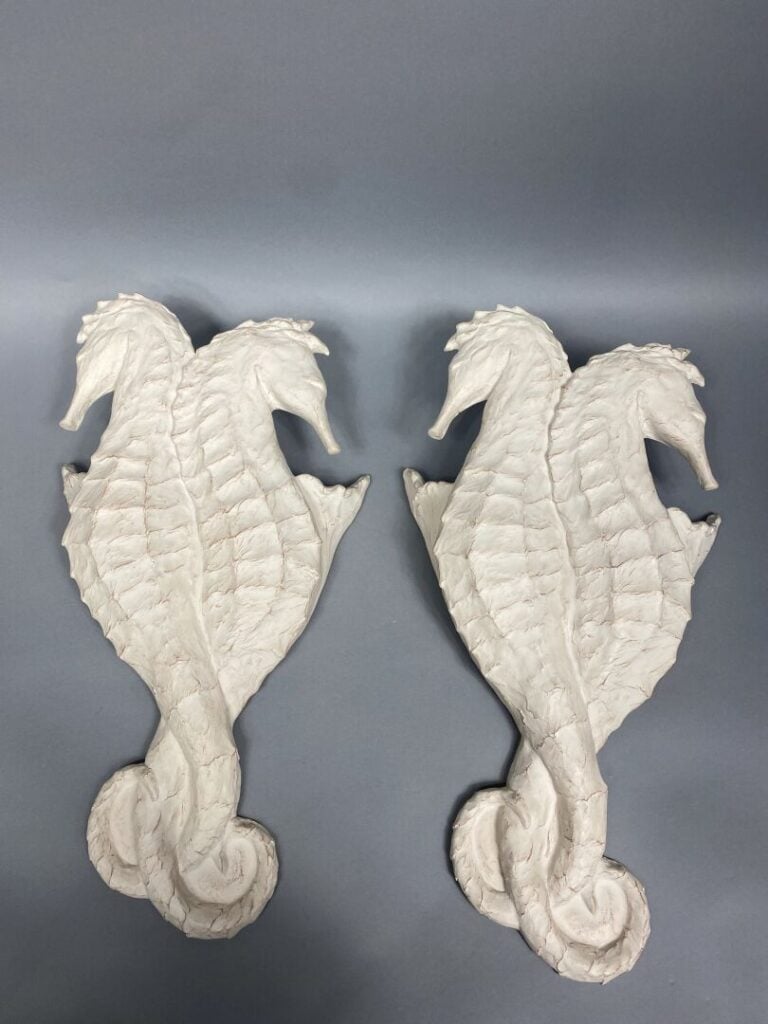 Paire d'appliques en plâtre figurant des hippocampes - H : 60 cm - (petits écla…