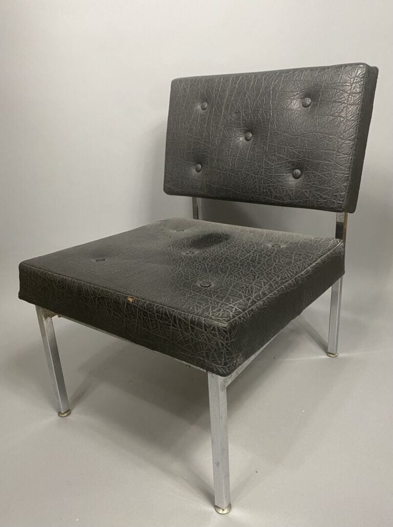 Paire de chaises en métal chromé et skaï noir capitonné, piétement droit en mét…