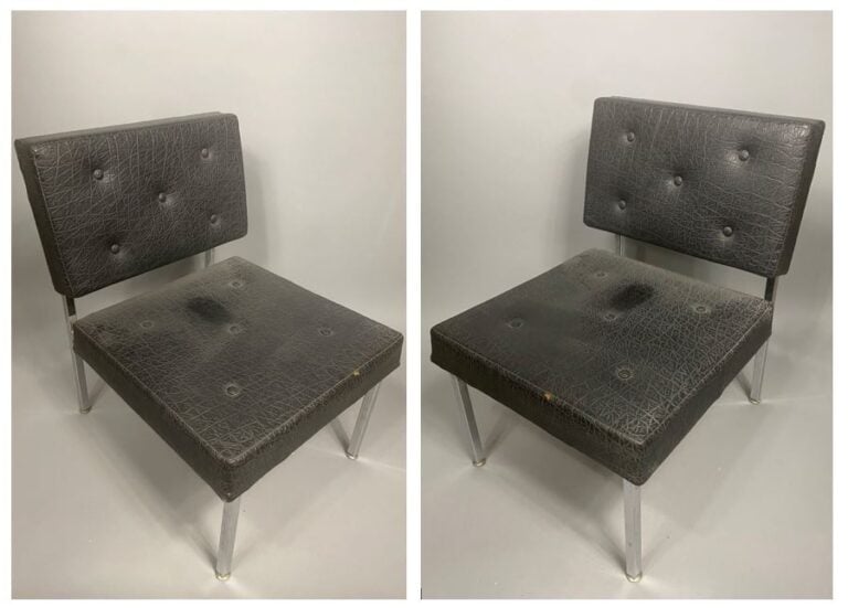 Paire de chaises en métal chromé et skaï noir capitonné, piétement droit en mét…