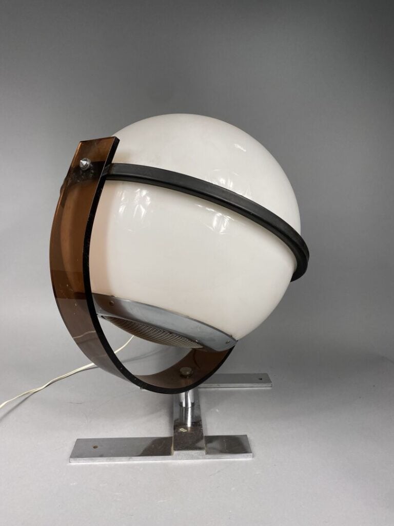 Paire de lampes de parquet formant enceinte - La base en acier chromé recevant…