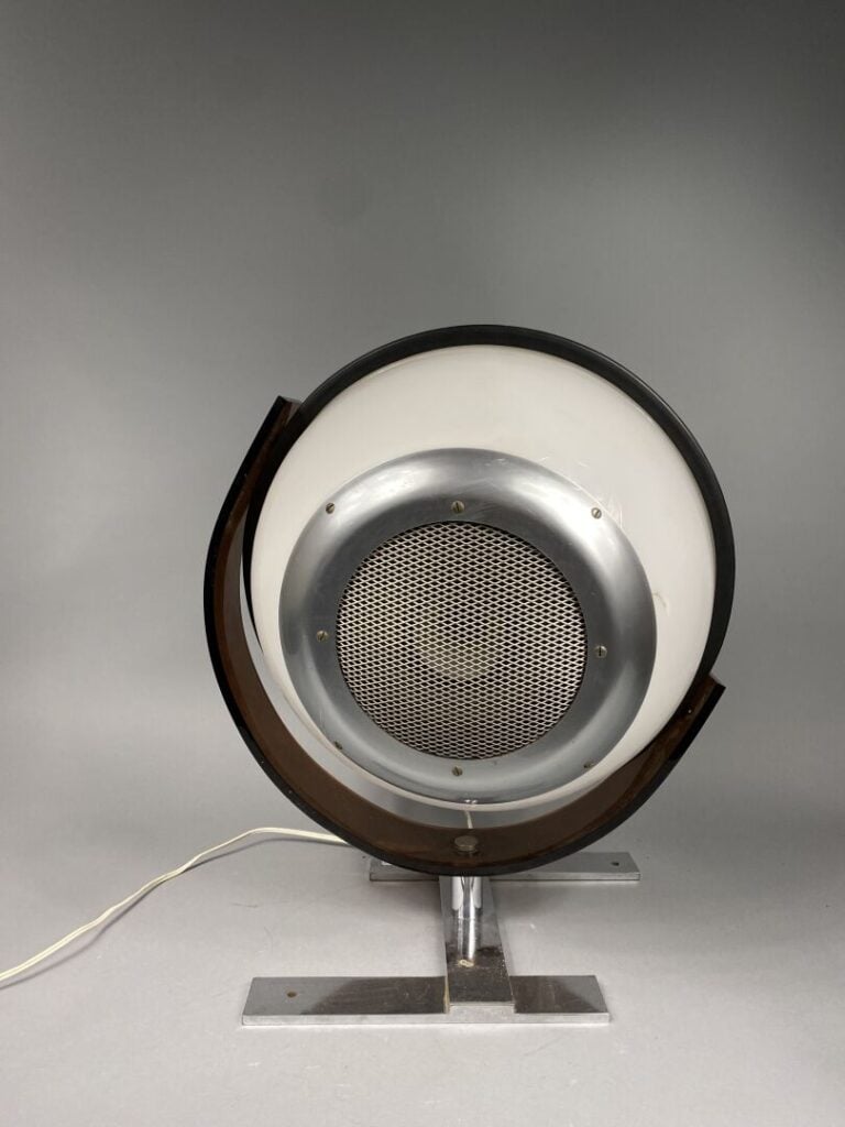 Paire de lampes de parquet formant enceinte - La base en acier chromé recevant…