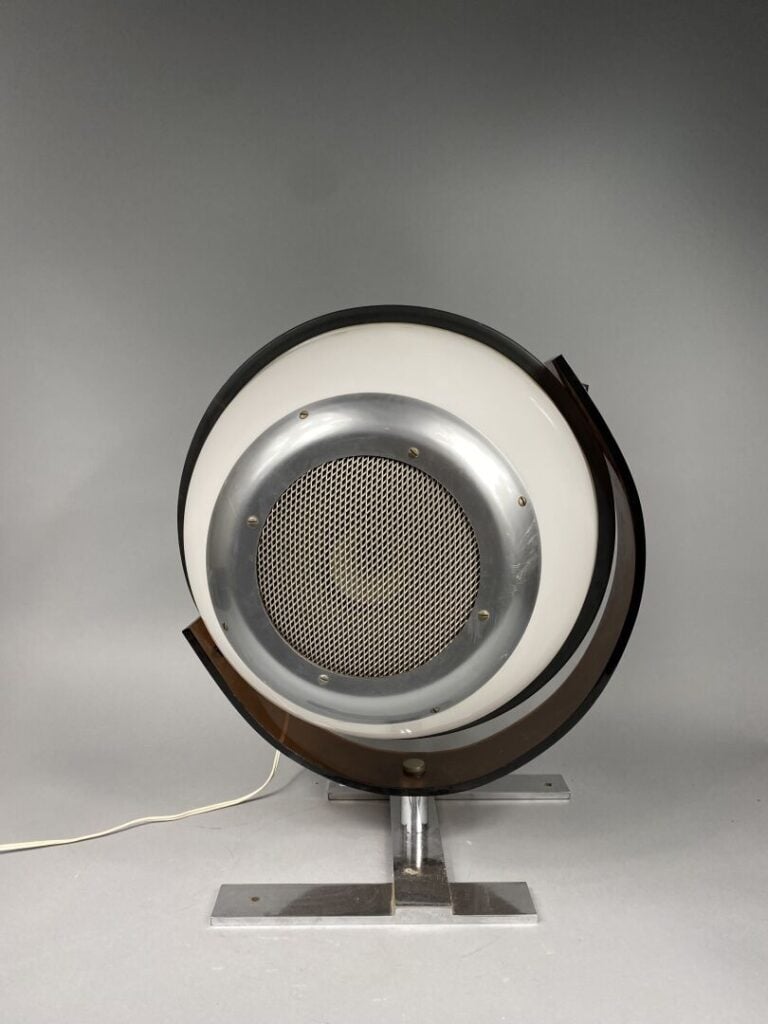 Paire de lampes de parquet formant enceinte - La base en acier chromé recevant…
