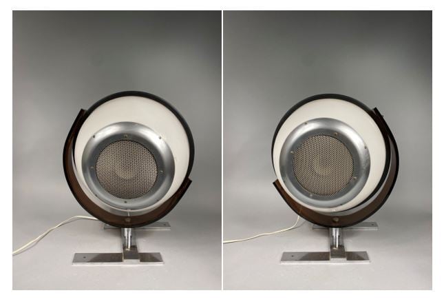 Paire de lampes de parquet formant enceinte - La base en acier chromé recevant…