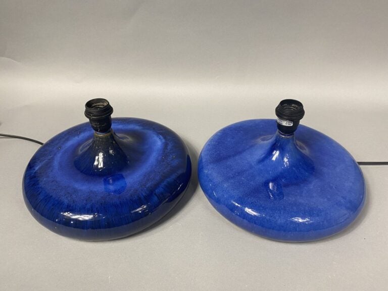 Paire de lampes en céramique émaillée bleu - On joint un dessous de plat rectan…
