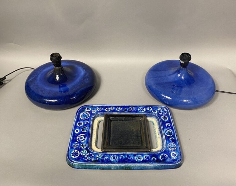 Paire de lampes en céramique émaillée bleu - On joint un dessous de plat rectan…