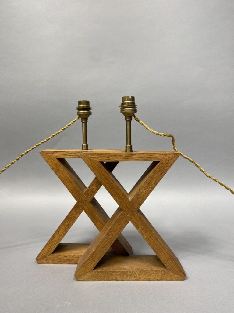 Paire de pieds de lampe en bois formant un motif géométrique, dans le goût de J…