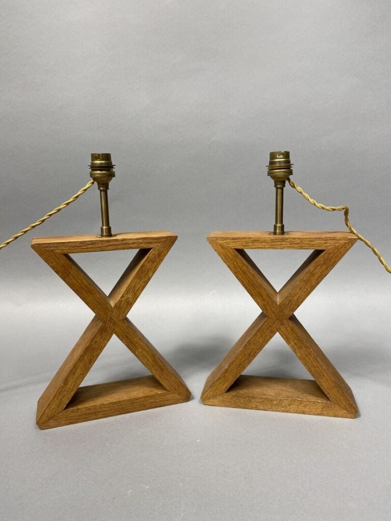 Paire de pieds de lampe en bois formant un motif géométrique, dans le goût de J…