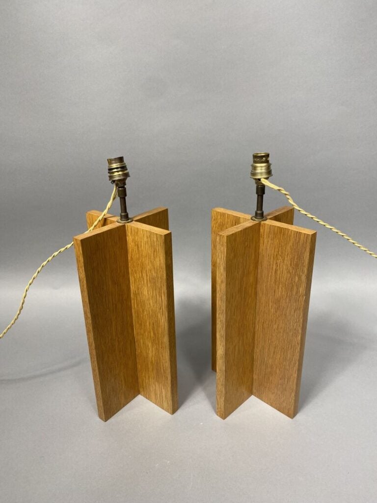 Paire de pieds de lampe en bois formant un motif géométrique en croix, dans le…