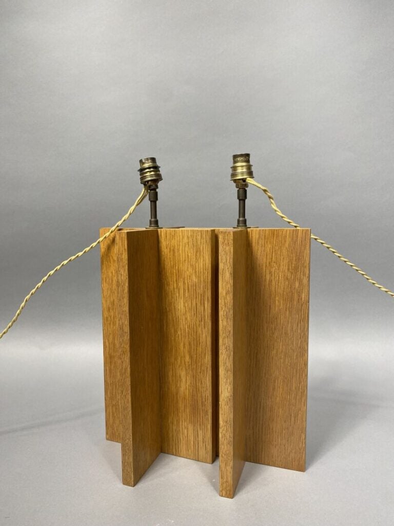 Paire de pieds de lampe en bois formant un motif géométrique en croix, dans le…