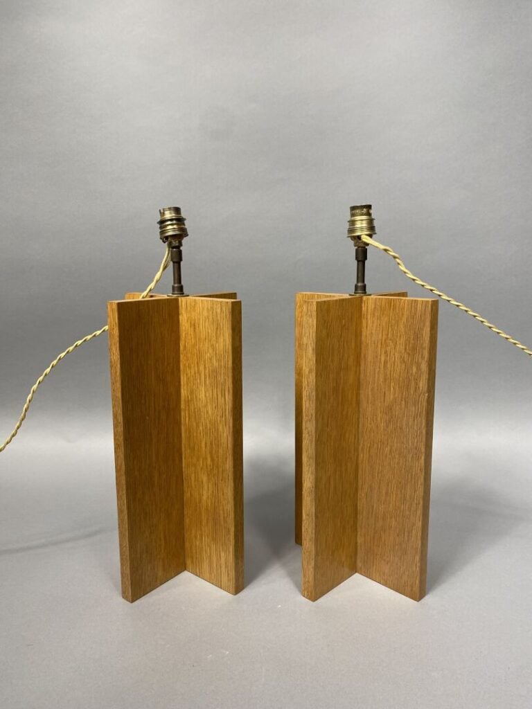 Paire de pieds de lampe en bois formant un motif géométrique en croix, dans le…