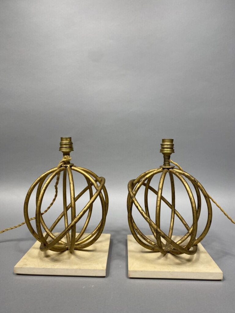 Paire de pieds de lampe en métal patiné doré formant une sphère armillaire repo…