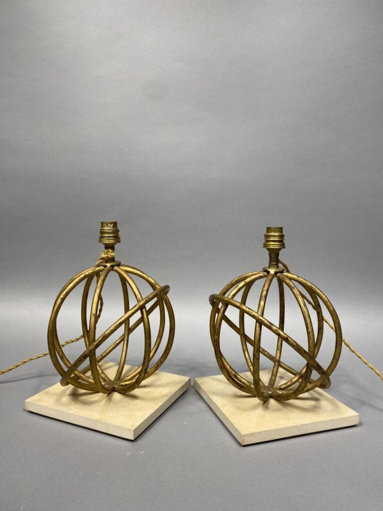 Paire de pieds de lampe en métal patiné doré formant une sphère armillaire repo…