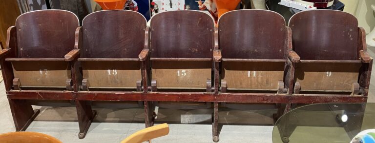 Paire de strapontins de cinq chaises en bois - H : 87 cm - (usures, chocs, rayu…