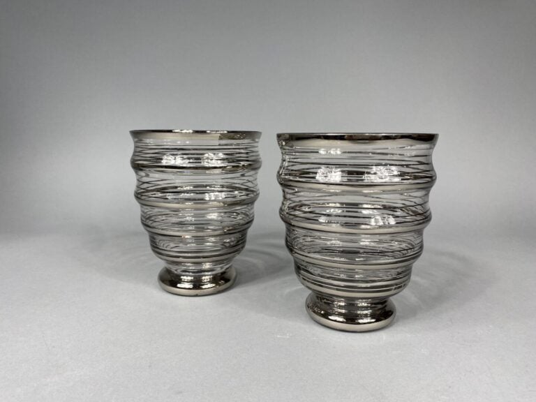 Paire de vases en verre godronné à décor de filets argentés - H : 15 cm