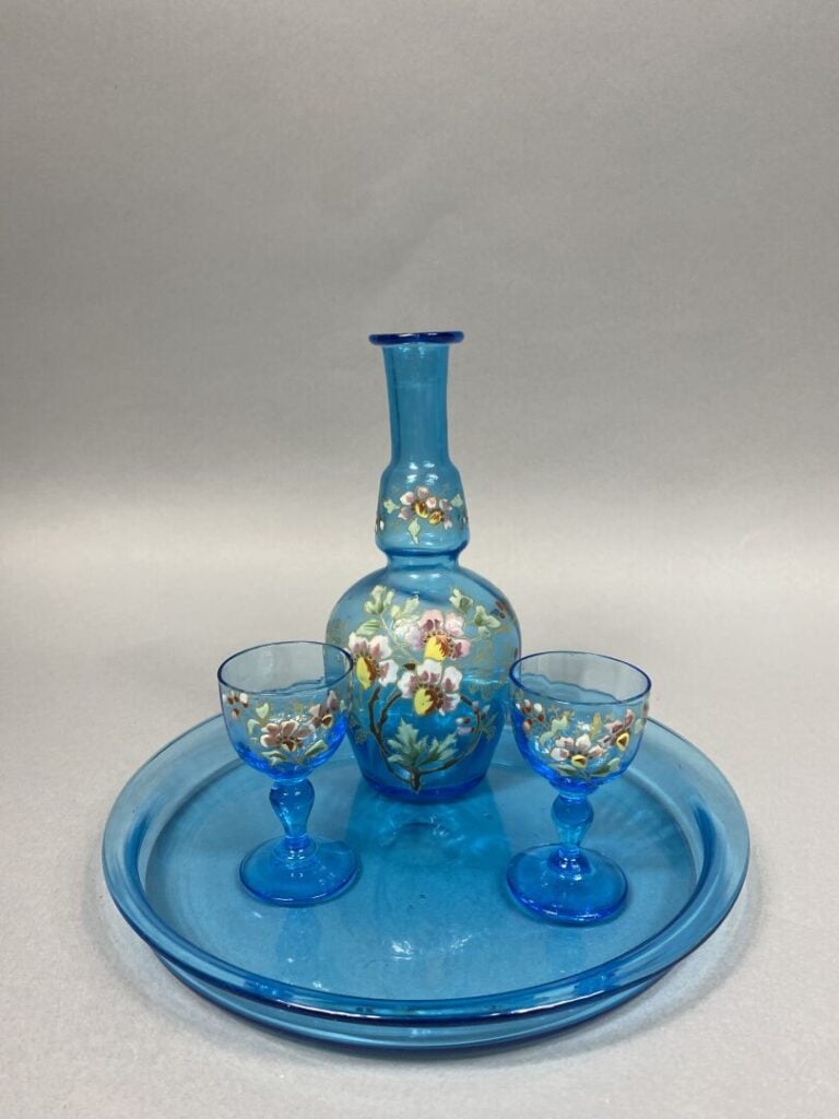 Partie de service en verre coloré bleu à décor peint de fleurs comprenant deux…