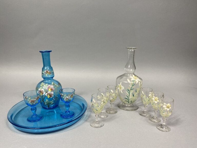 Partie de service en verre coloré bleu à décor peint de fleurs comprenant deux…