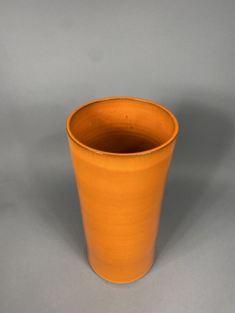 Paul BADIE (1945) - Vase cylindrique en terre cuite émaillée orange - Tampon au…