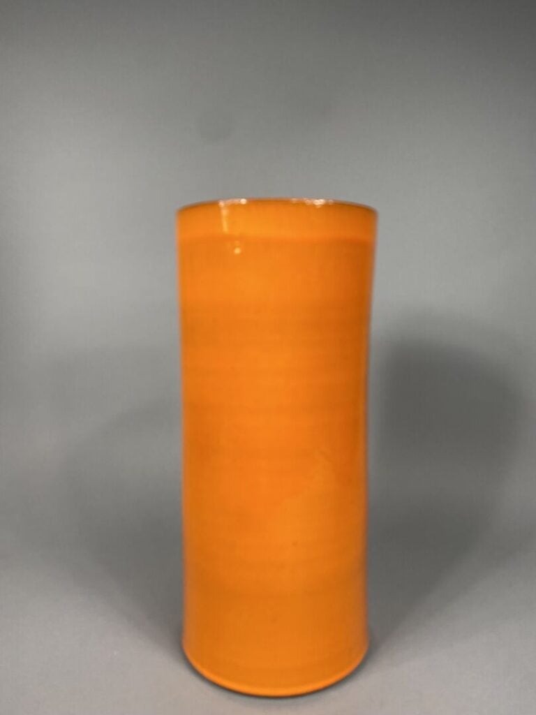 Paul BADIE (1945) - Vase cylindrique en terre cuite émaillée orange - Tampon au…