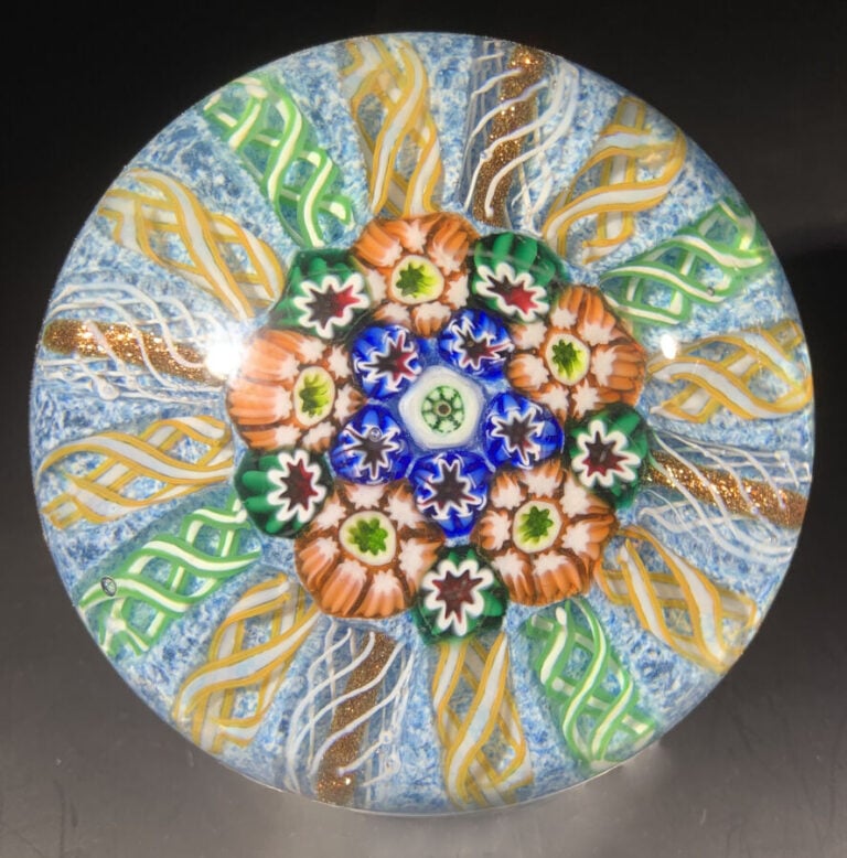 Paul Ysart (Attribué à). Presse-papiers à motif de torsades filigranées polychr…