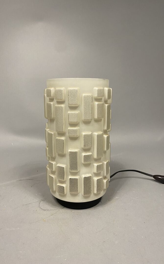 PEILL & PUTZLER (XXe), dans le goût - Lampe en verre opalin et sablé à décor de…