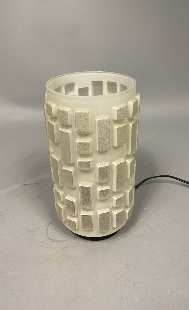 PEILL & PUTZLER (XXe), dans le goût - Lampe en verre opalin et sablé à décor de…