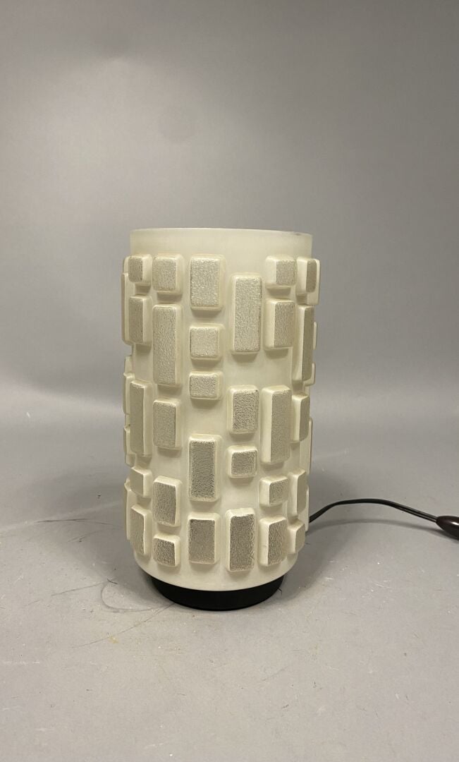 PEILL & PUTZLER (XXe), dans le goût - Lampe en verre opalin et sablé à décor de…