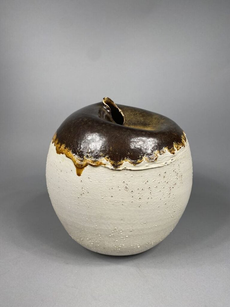 Pino CASTAGNA (1932-2017) - Vase de forme ronde en céramique dans les tons blan…