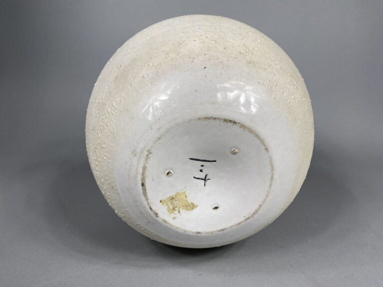 Pino CASTAGNA (1932-2017) - Vase de forme ronde en céramique dans les tons blan…