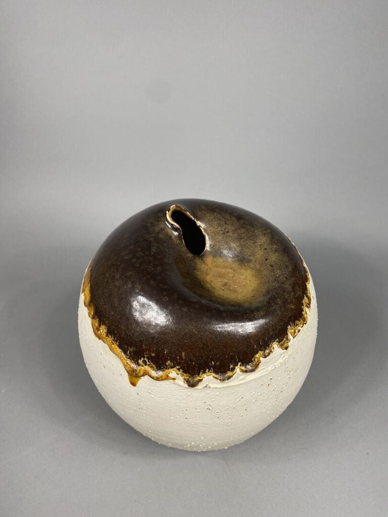 Pino CASTAGNA (1932-2017) - Vase de forme ronde en céramique dans les tons blan…