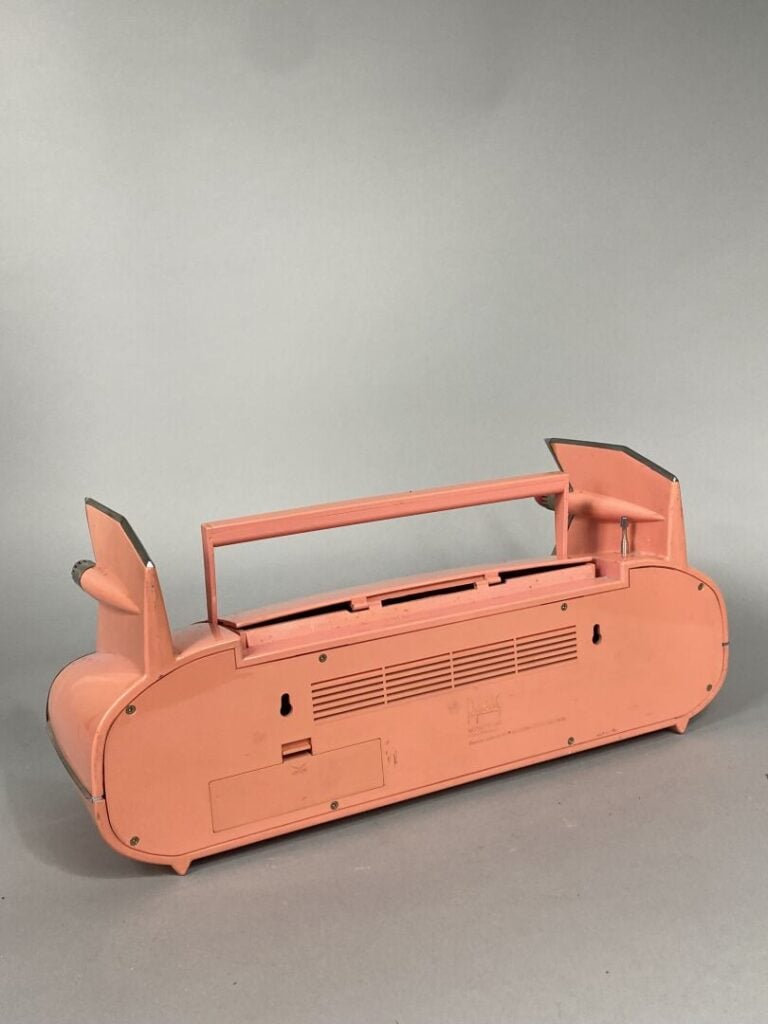 POP Works - Radio lecteur cassettes, modèle Cadillac rose, le capot découvrant…