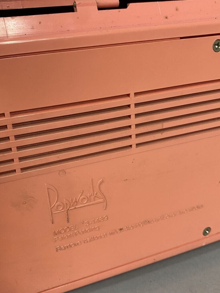POP Works - Radio lecteur cassettes, modèle Cadillac rose, le capot découvrant…